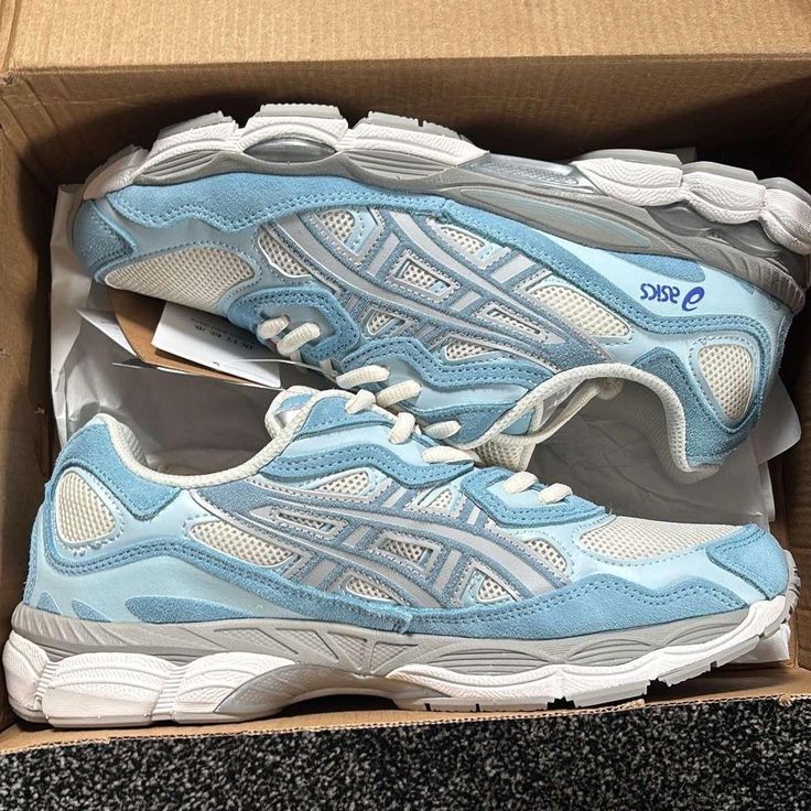 Acics (Pink ice or Sky blue breeze)