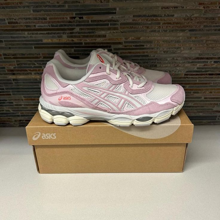 Acics (Pink ice or Sky blue breeze)